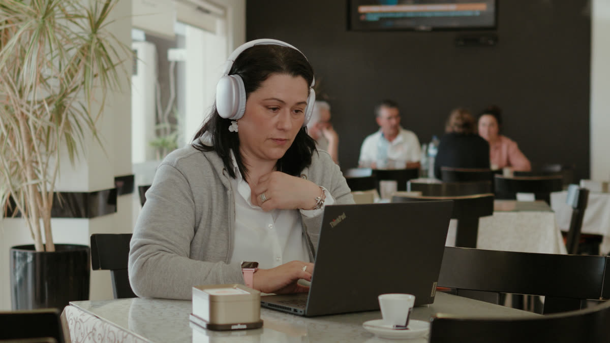 Daniela Figueiredo, coordenadora do Automotive Service, a trabalhar ao portátil num café