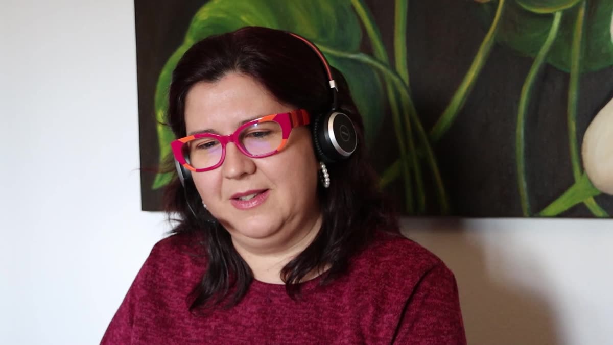 Maria Fernandes, responsável pelo Contact Center, de auscultadores, a trabalhar a partir de casa